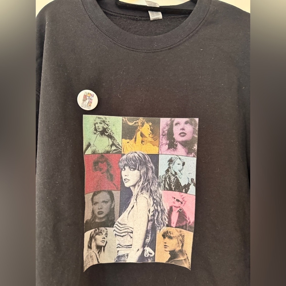 Taylor Swift Black Sweatshirt + pin